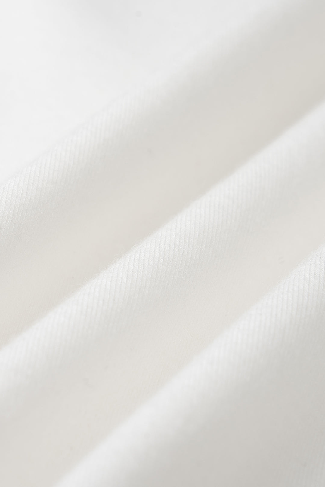 T-shirt asymétrique à manches courtes et boutons métalliques