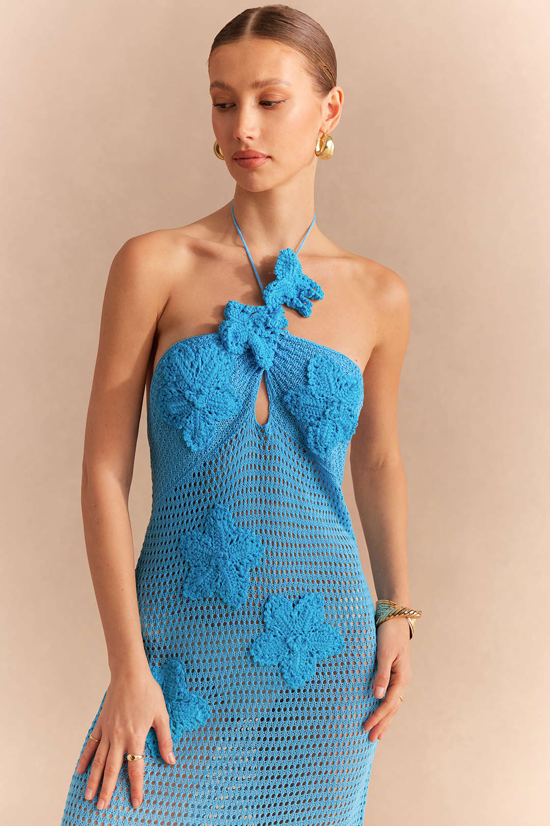 Offenes Strickkleid mit Neckholder, Bindeband am Rücken, asymmetrischem Saum und Blumenmuster, ärmellos, Midi-Länge