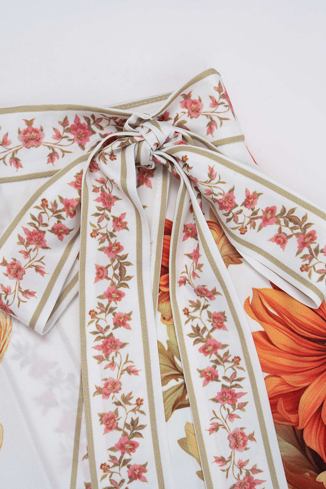 Shorts mit Blumenmuster, Wickeldetail und asymmetrischem Saum