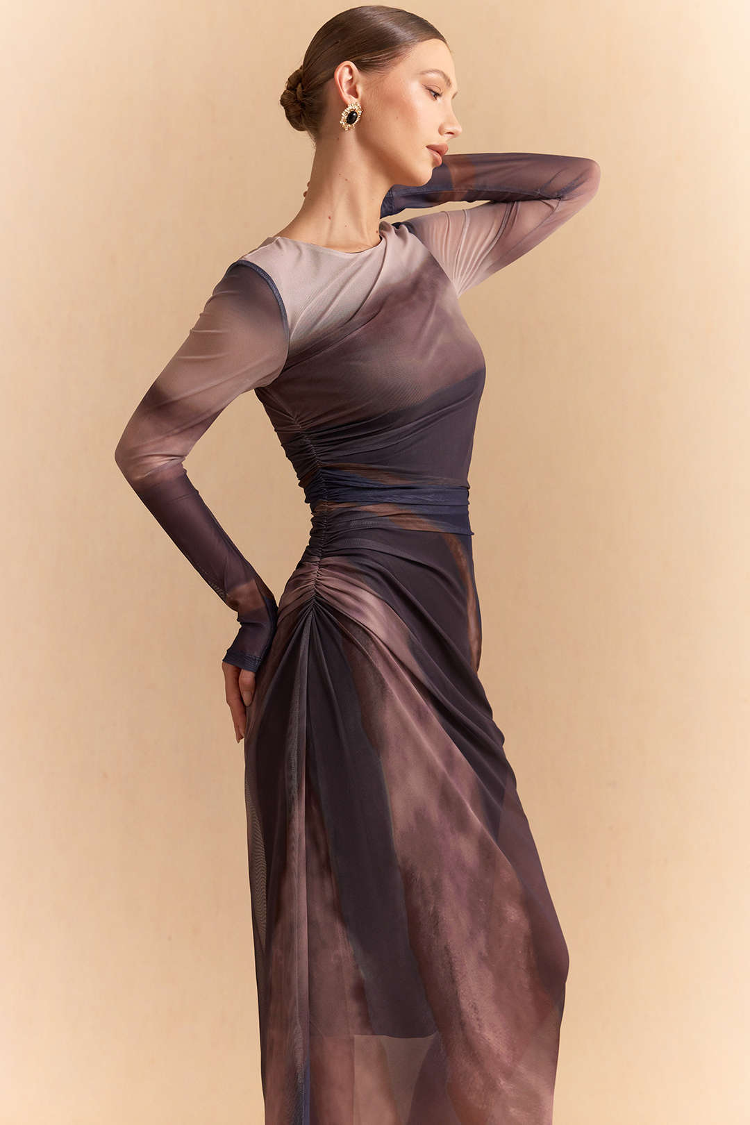 Mesh-Maxikleid mit Batikmuster, gerafftem Oberteil und langen Ärmeln