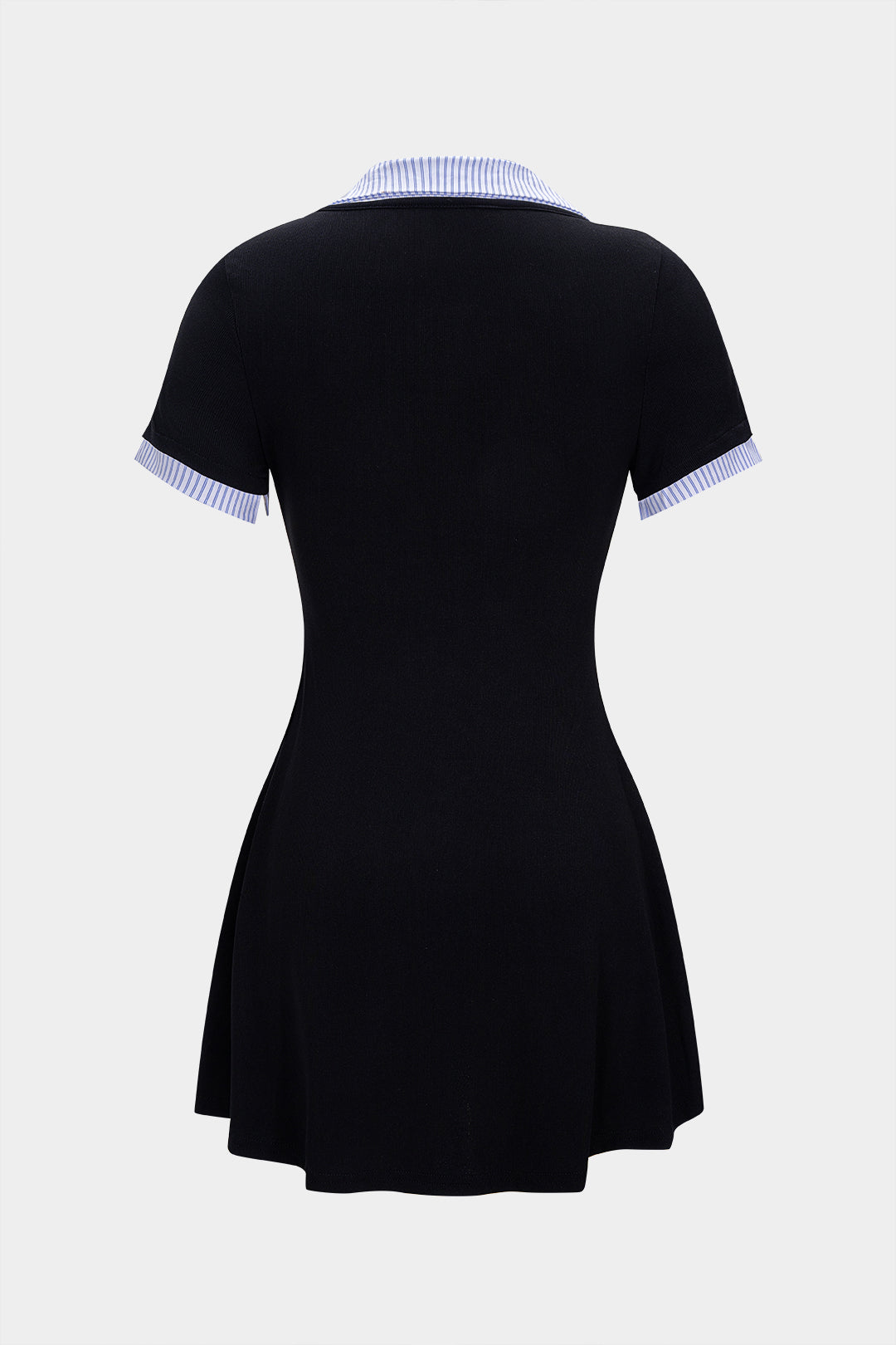 Gestreiftes Minikleid mit Rundhalsausschnitt, Kontrastdetails und kurzen Ärmeln mit Knopfleiste
