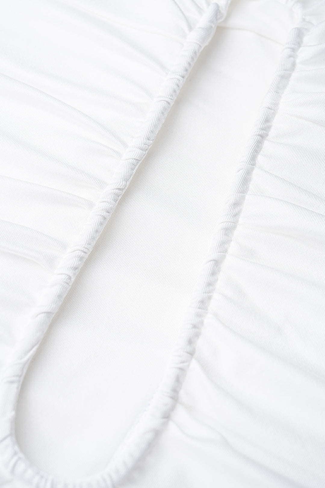 Mini robe sans manches froncée à col rond et découpes