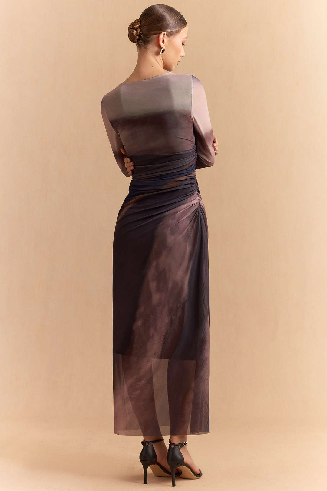 Mesh-Maxikleid mit Batikmuster, gerafftem Oberteil und langen Ärmeln