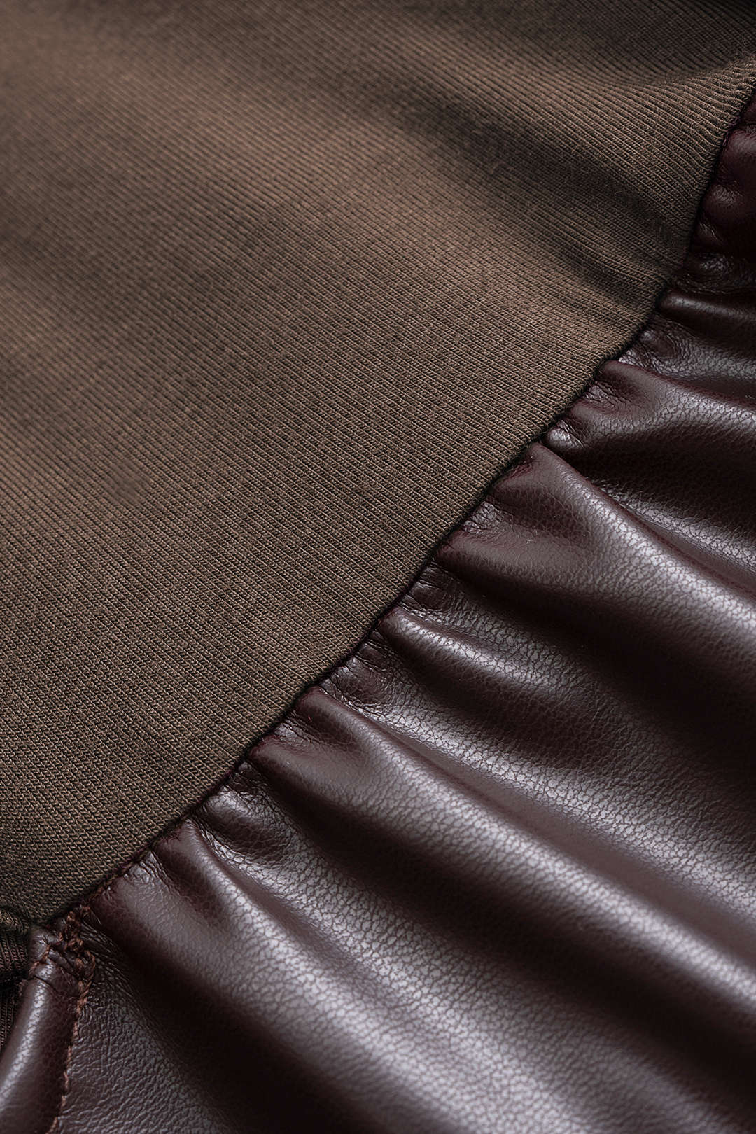 Midi-Kleid mit Rundhalsausschnitt, langen Ärmeln, Bindegürtel und Kunstleder-Patchwork