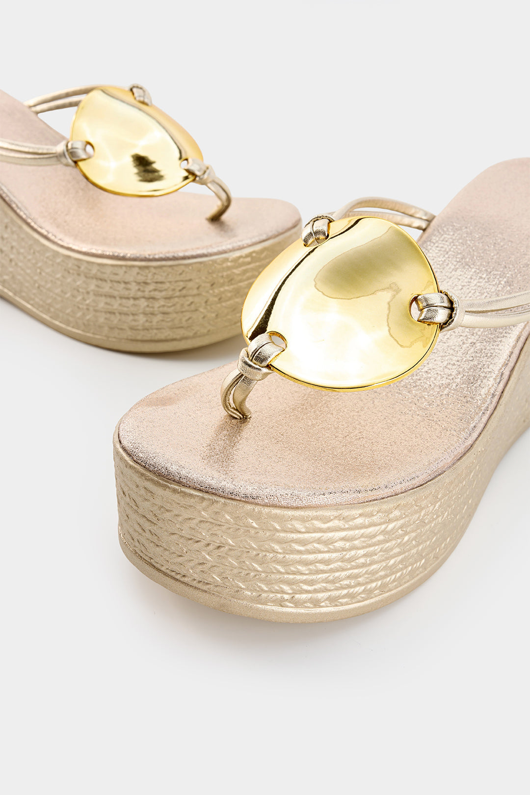 Sandalen mit Zehenring aus Metall