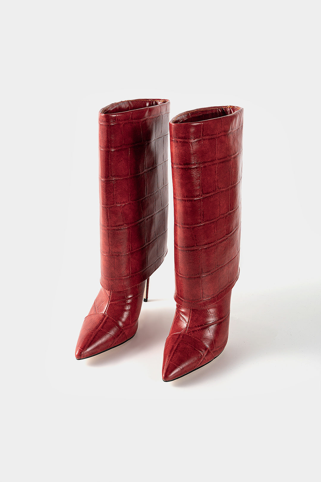 Wadenhohe Stiefel mit Krokoprägung