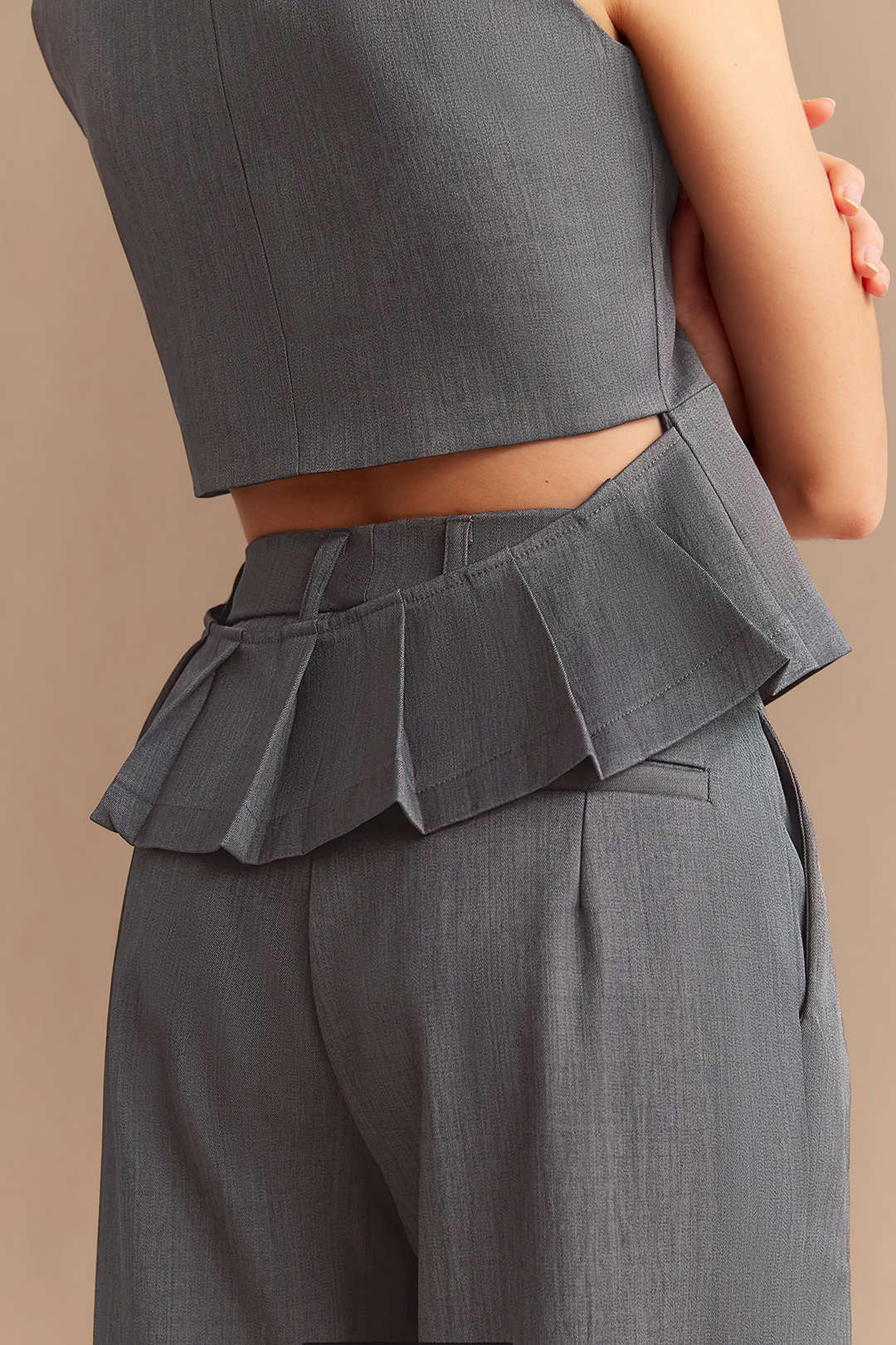 V-Ausschnitt Asymmetrische Weste mit Knopfleiste, Cut-Out und Falten