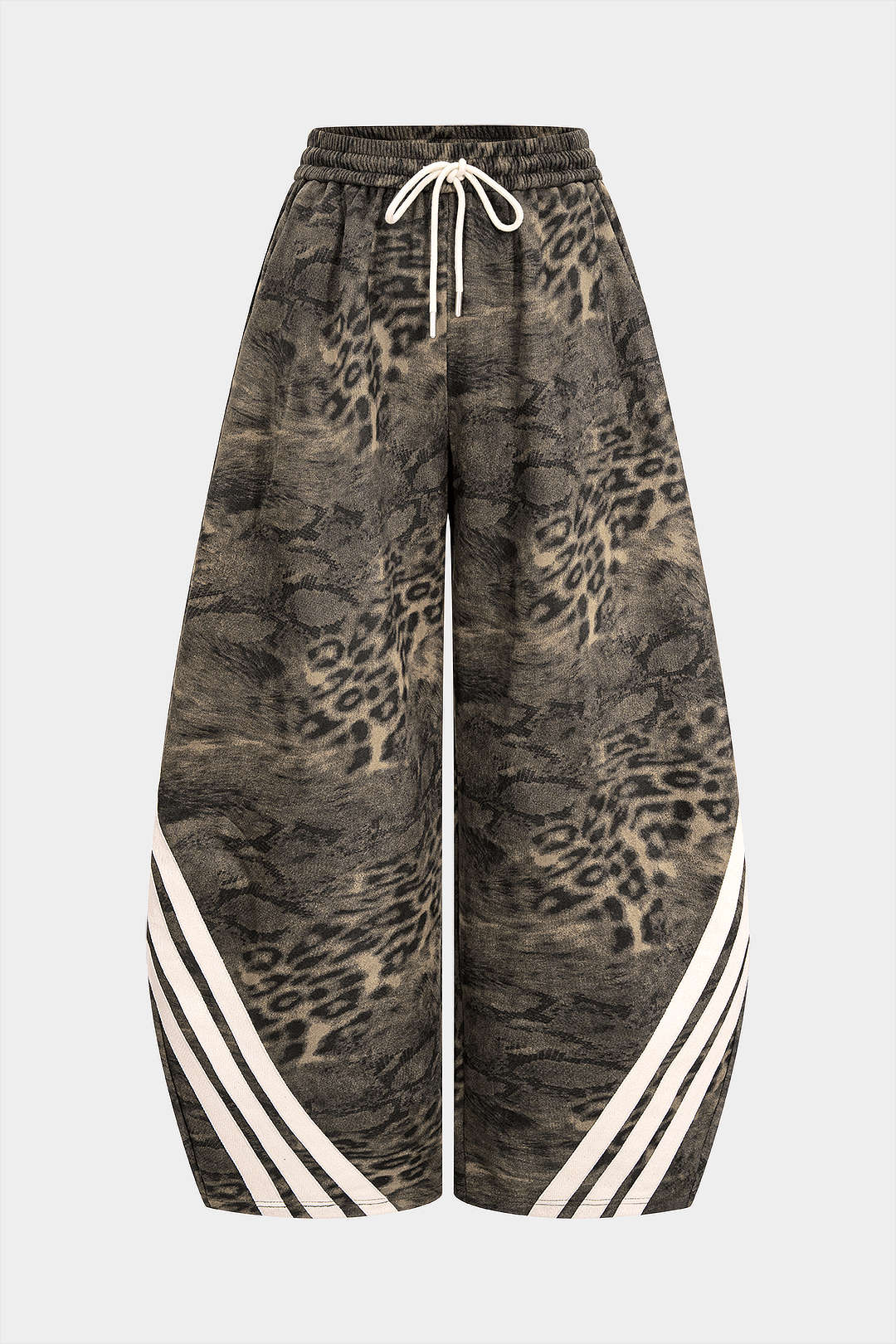 Wildlederhose mit Leopardenmuster und weitem Bein