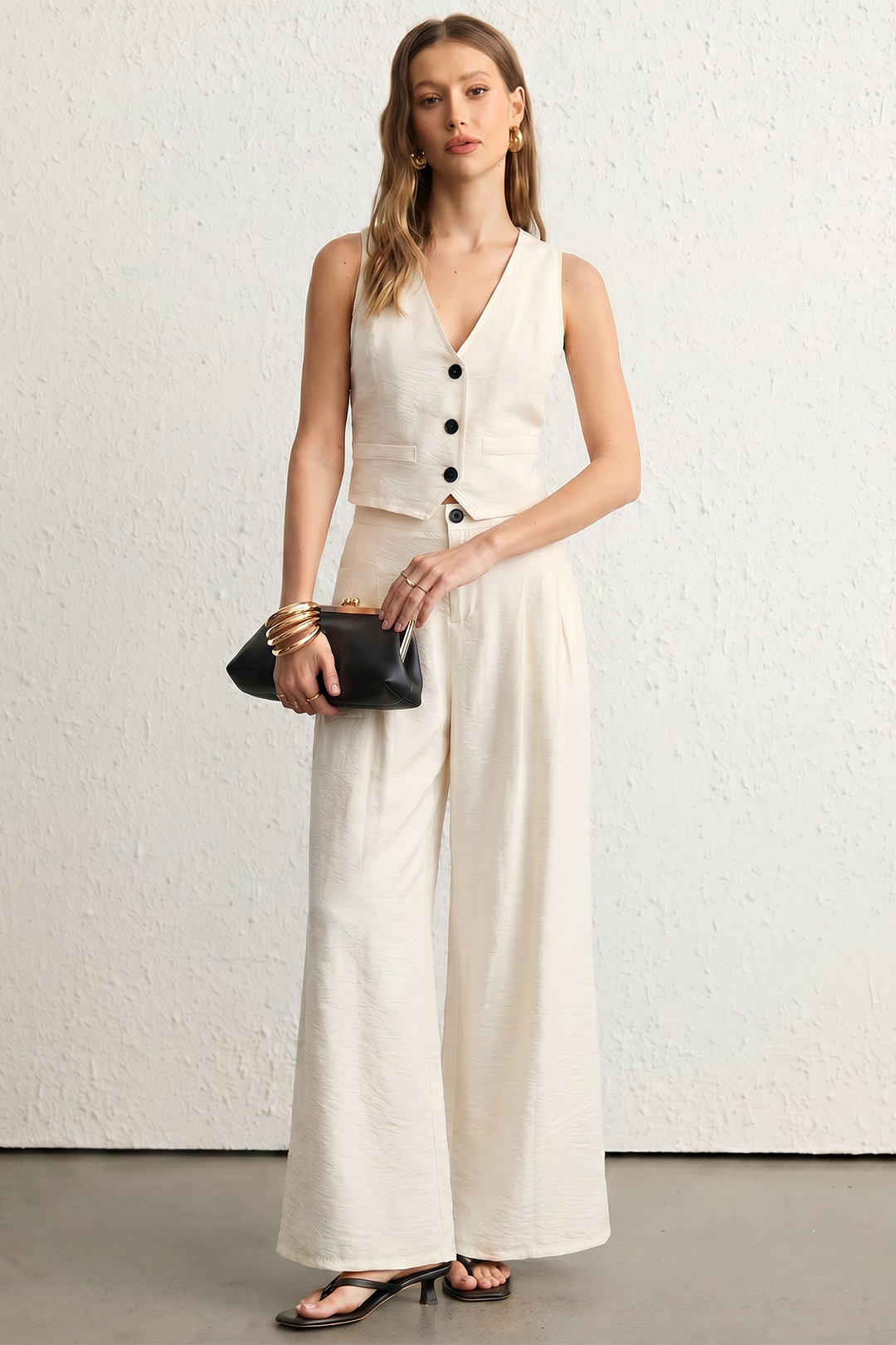 Set aus Weste mit V-Ausschnitt und Knopfleiste und Hose mit weitem Bein