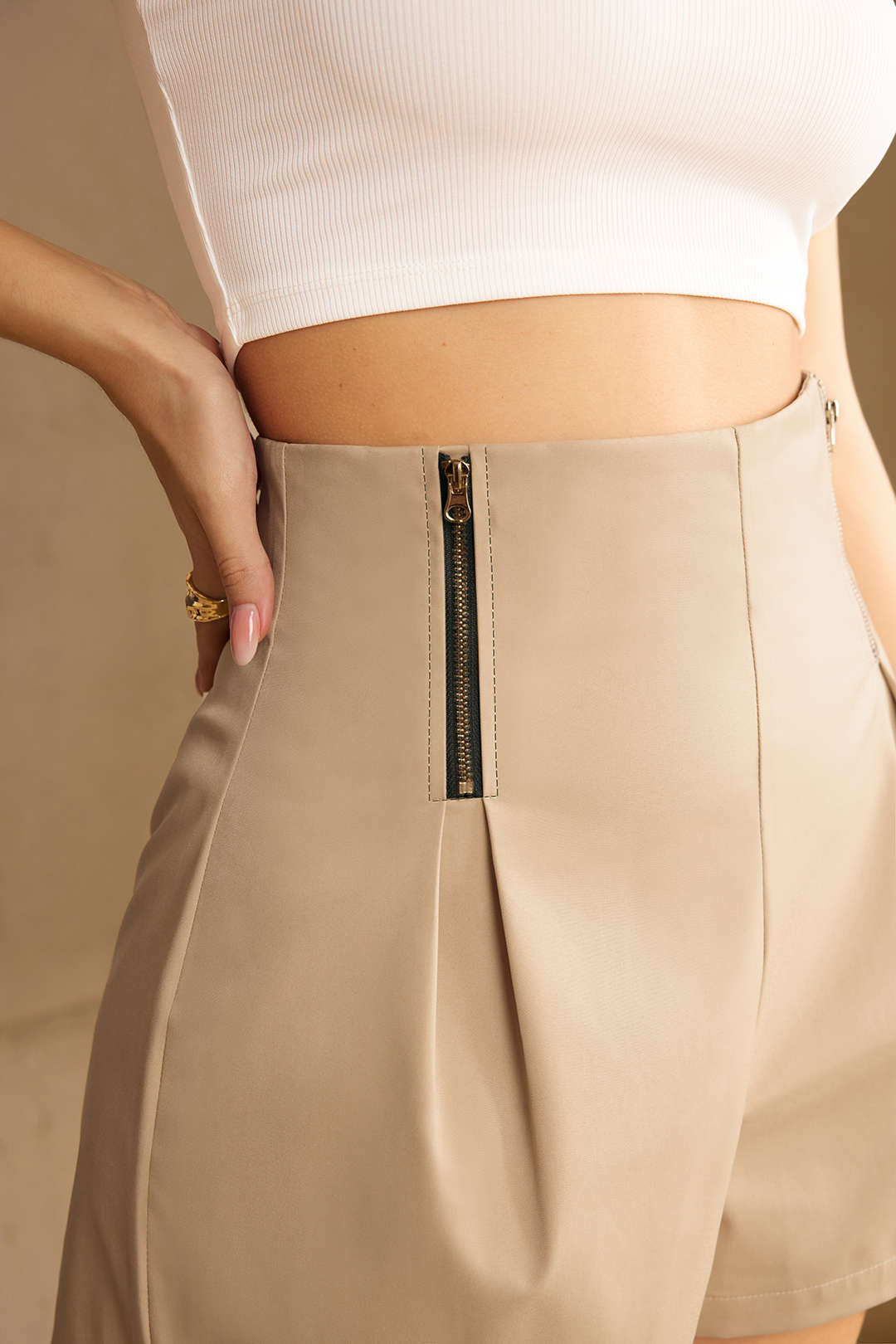 Short taille haute froncé avec fermeture éclair