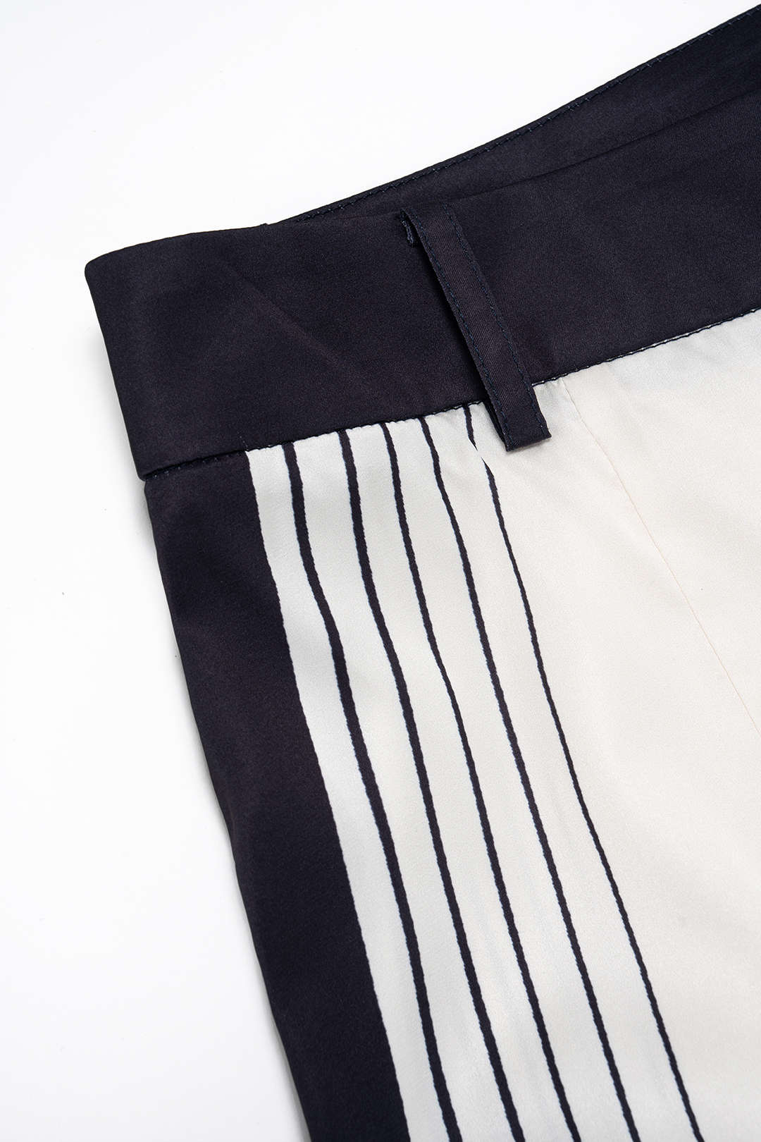 Stripe Contrast Print Satin Ein-Schulter-Twist-Knoten-Oberteil und High-Waist-Weite-Bein-Hosen-Set