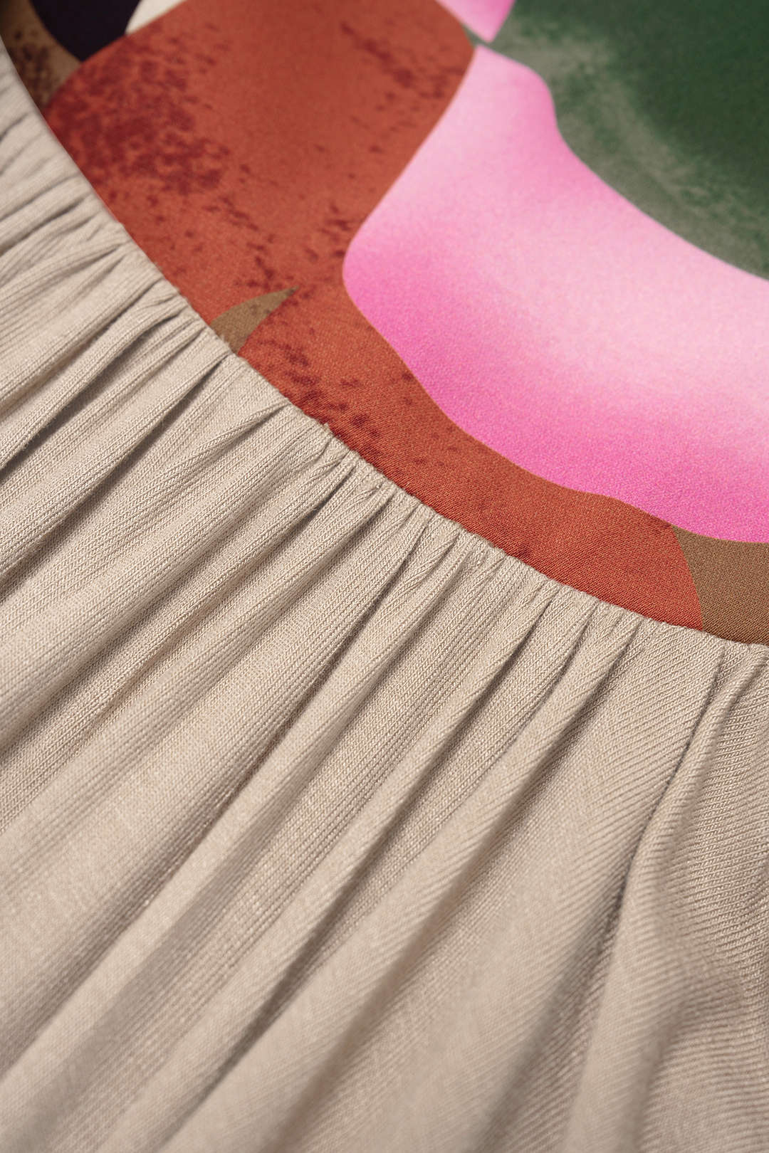 Robe longue sans manches à col en V zippé froncé et imprimé abstrait