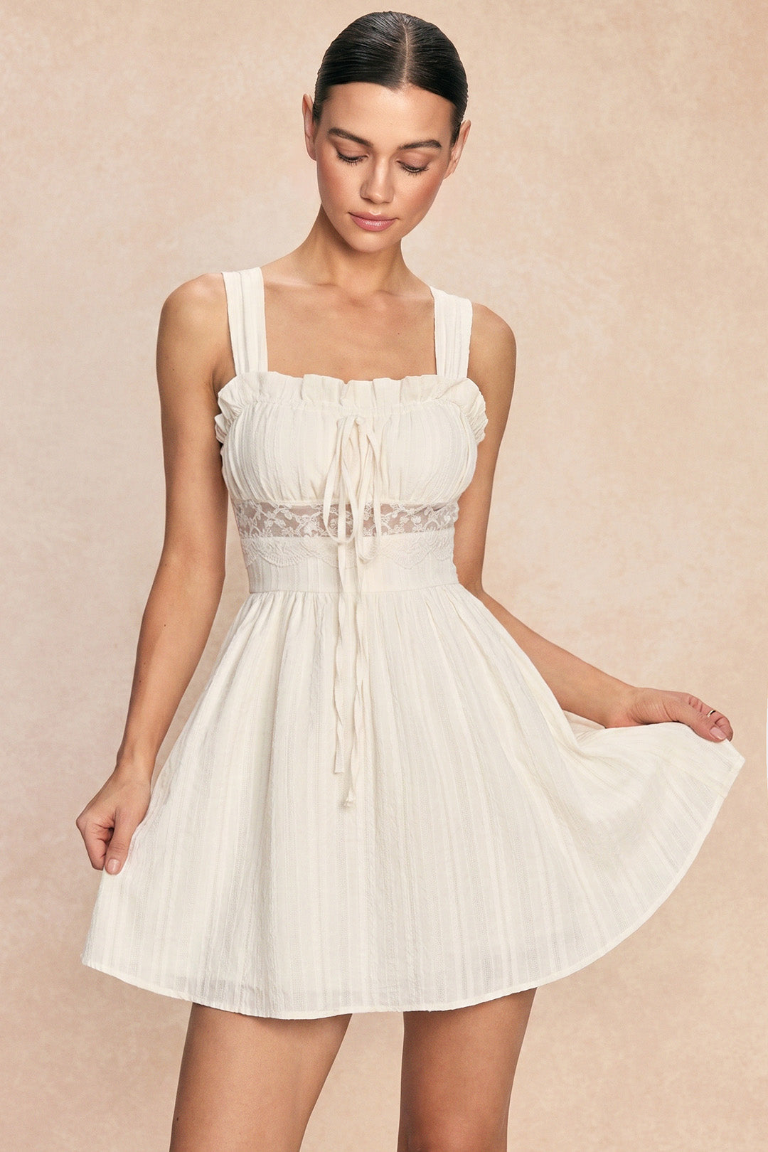 Mini-robe sans manches à patchwork et garniture en dentelle avec liens à nouer