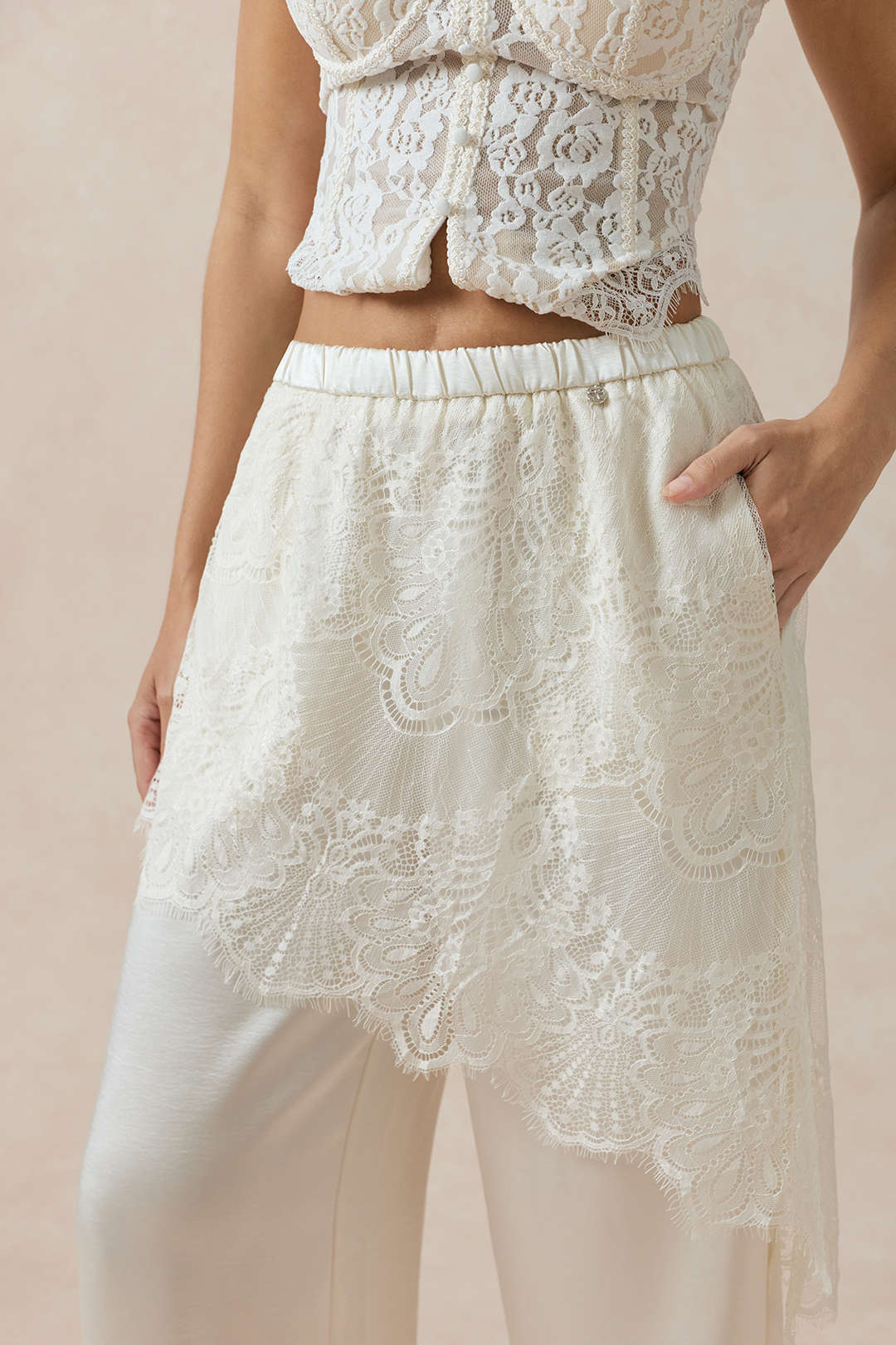 Satin-Patchwork-Hose mit Spitzenbesatz und asymmetrischem Saum