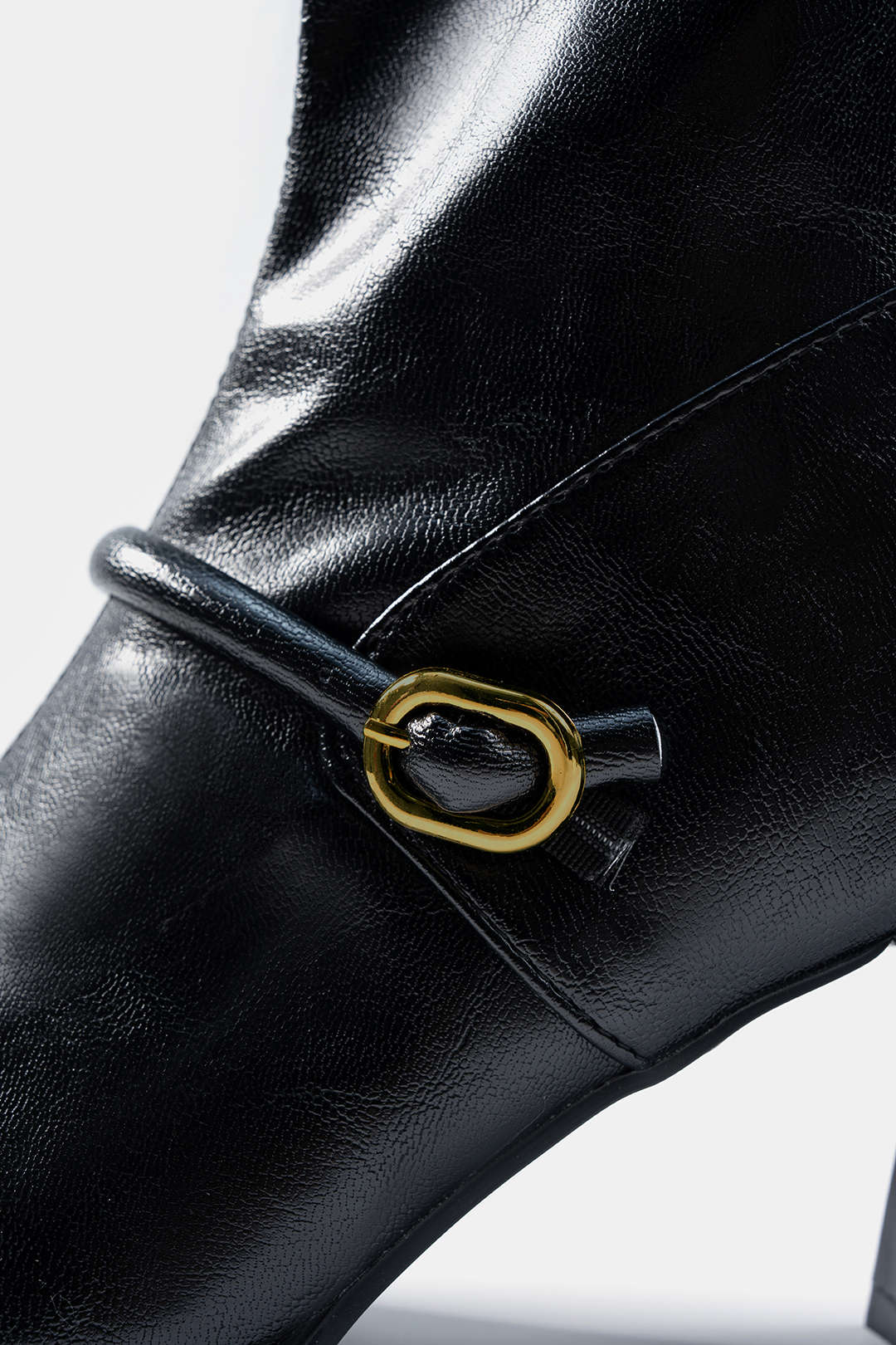 Ankle Boots mit eckiger Spitze und Reißverschluss