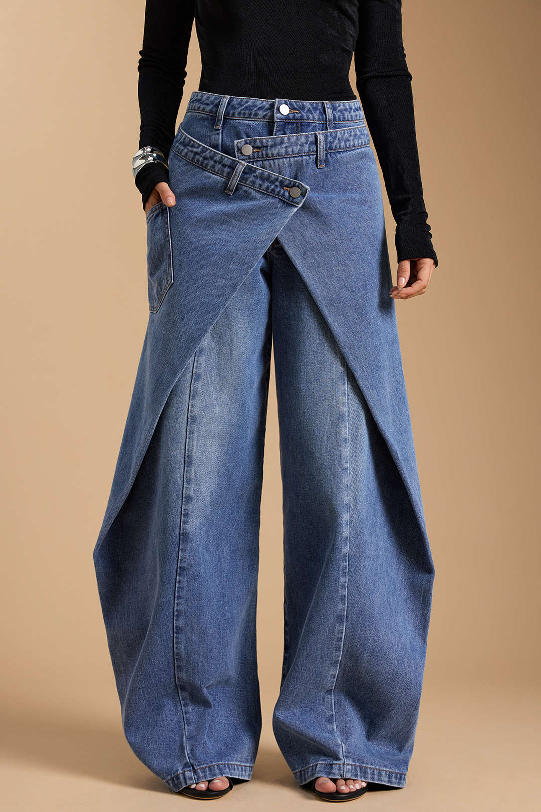 Asymmetrische Jeans mit Knöpfen aus Denim