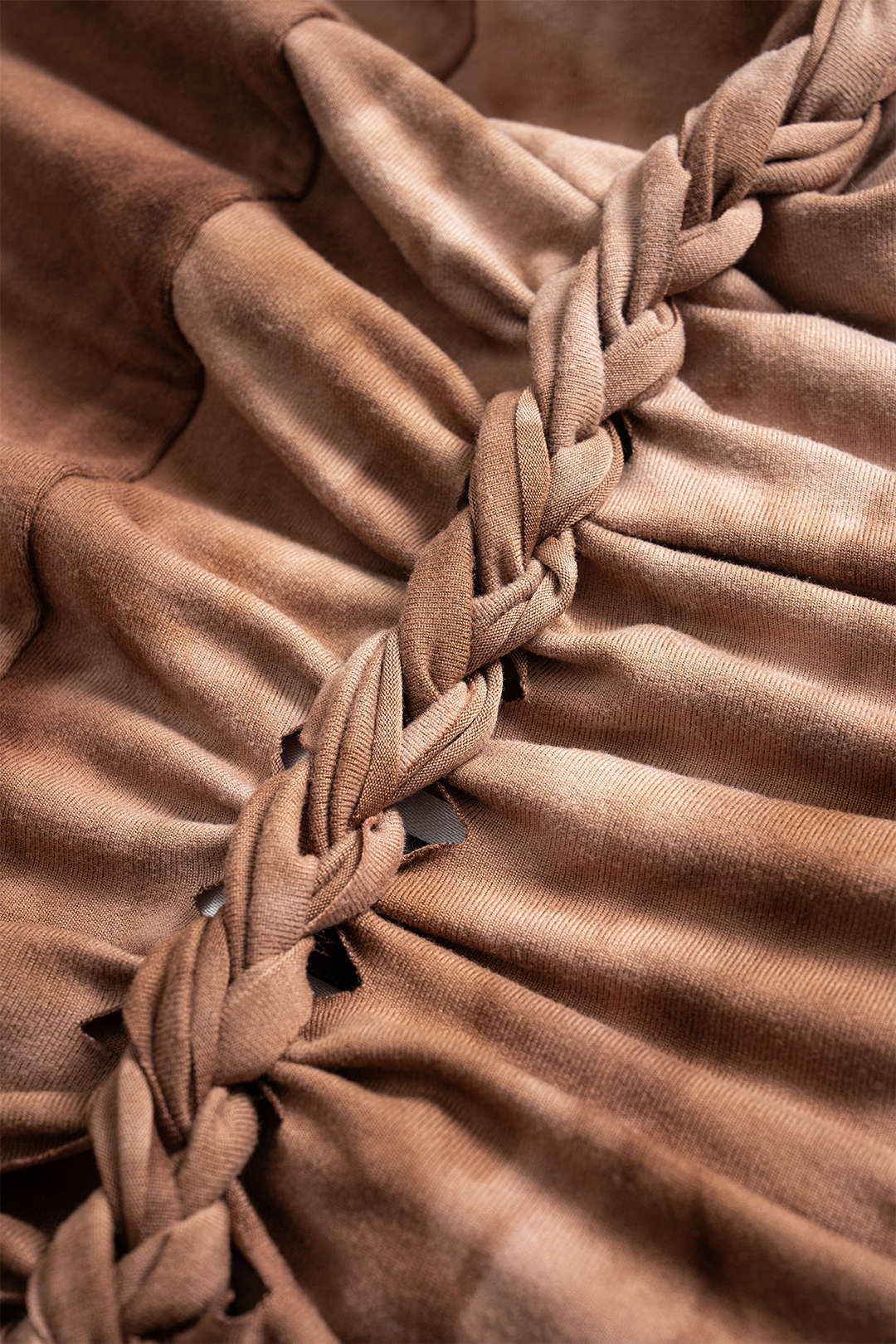 Robe midi sans manches dos nu froncée avec découpes
