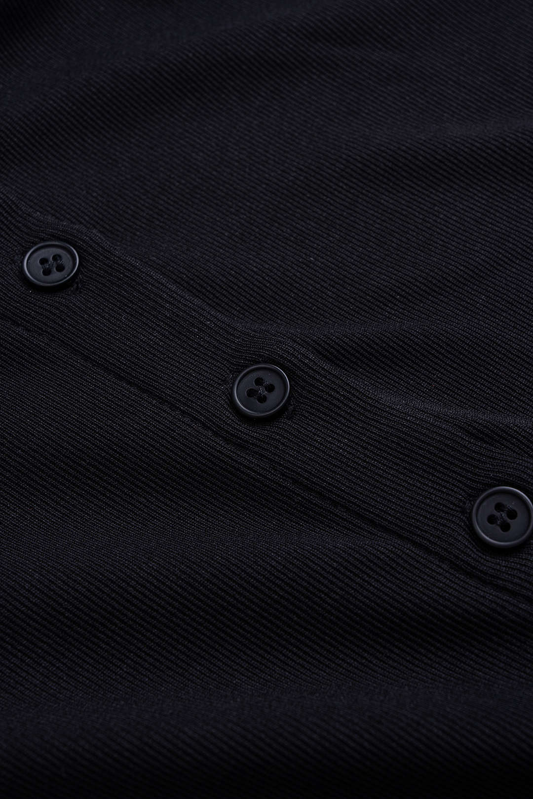Gestreiftes Minikleid mit Rundhalsausschnitt, Kontrastdetails und kurzen Ärmeln mit Knopfleiste