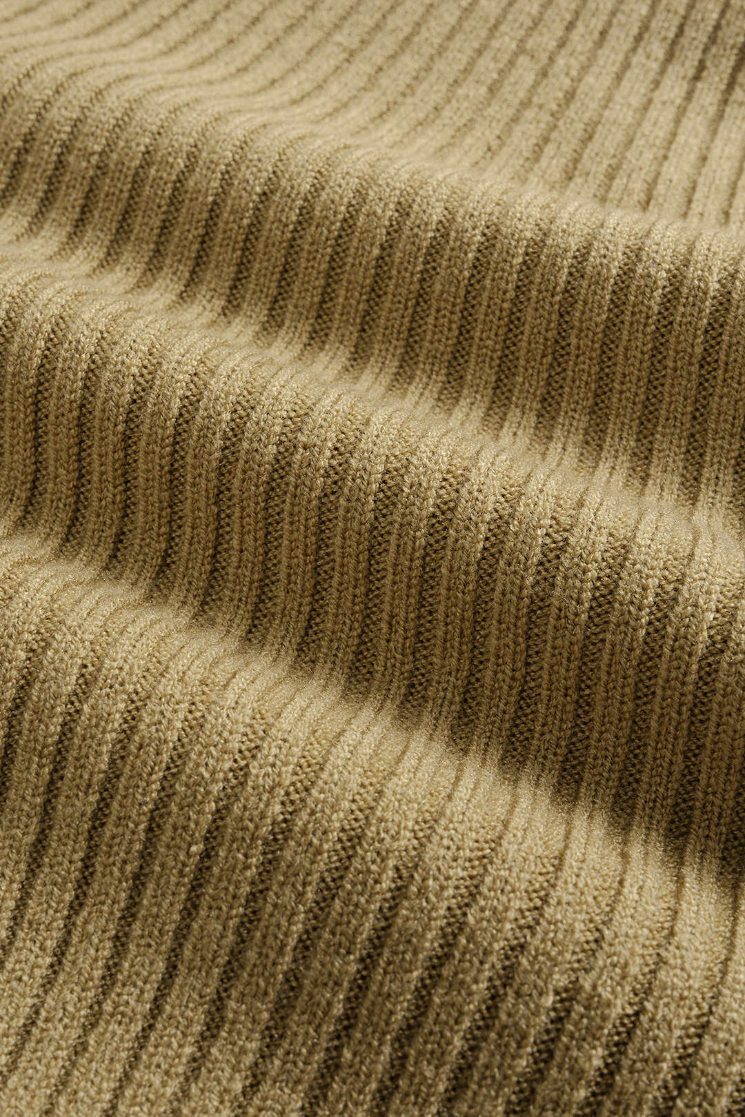 Gestricktes Oberteil mit asymmetrischem Metallic-Knopf und kurzen Ärmeln