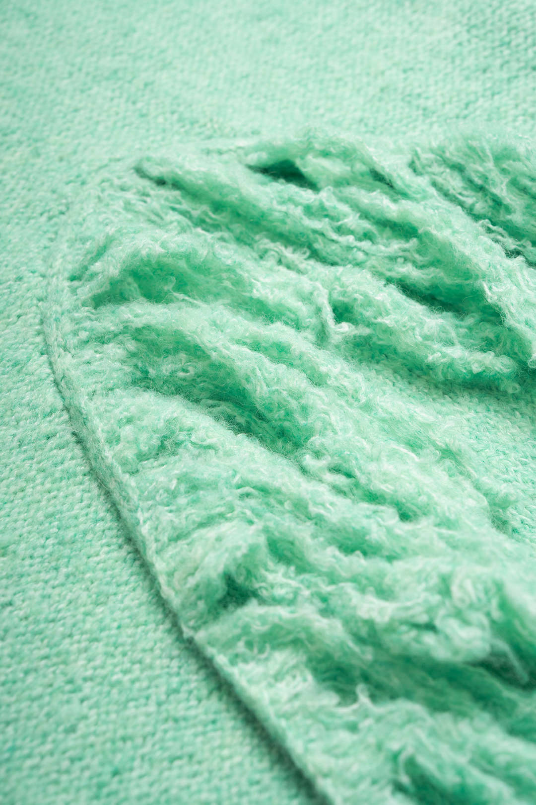 Robe longue sans manches en maille fendue à franges