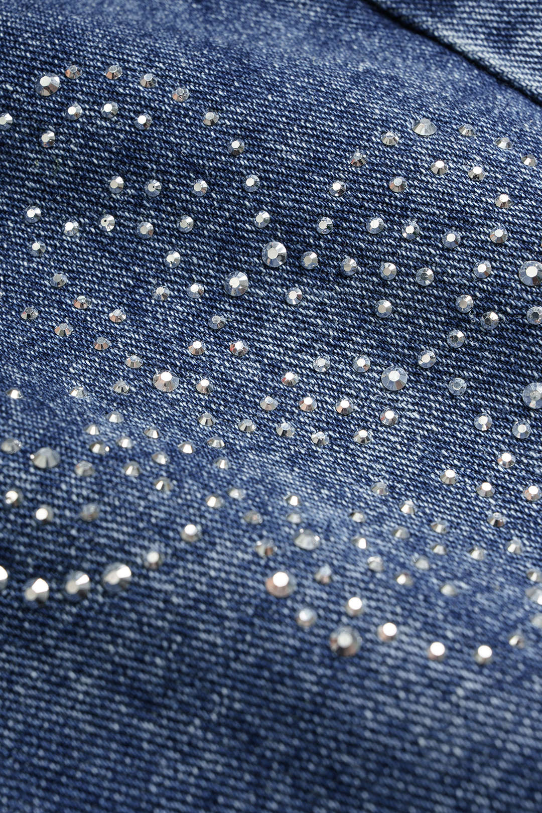 Jean droit en denim, orné de strass et motifs floraux