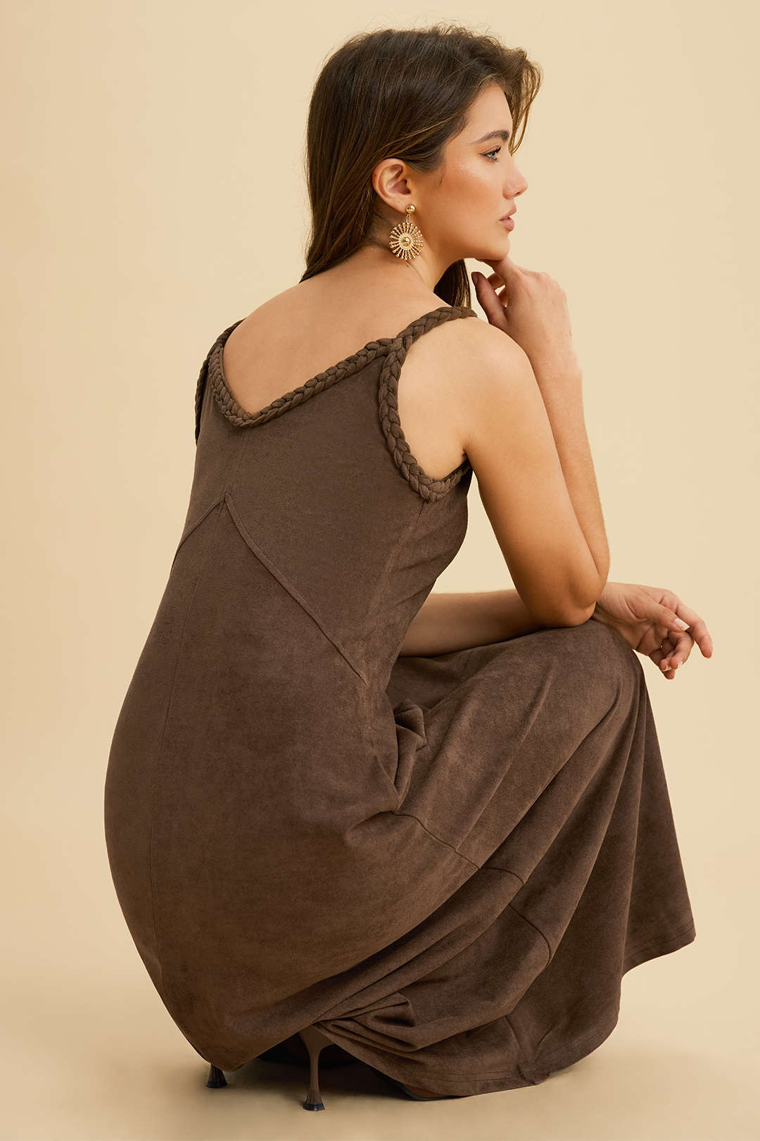 Robe midi sans manches en suède froncée à nœud torsadé