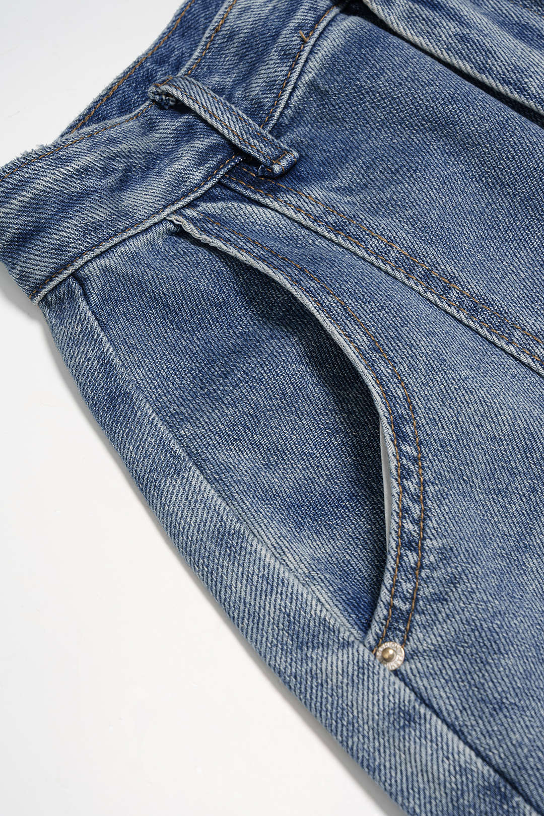Jeans mit weitem Bein und Taschendetail