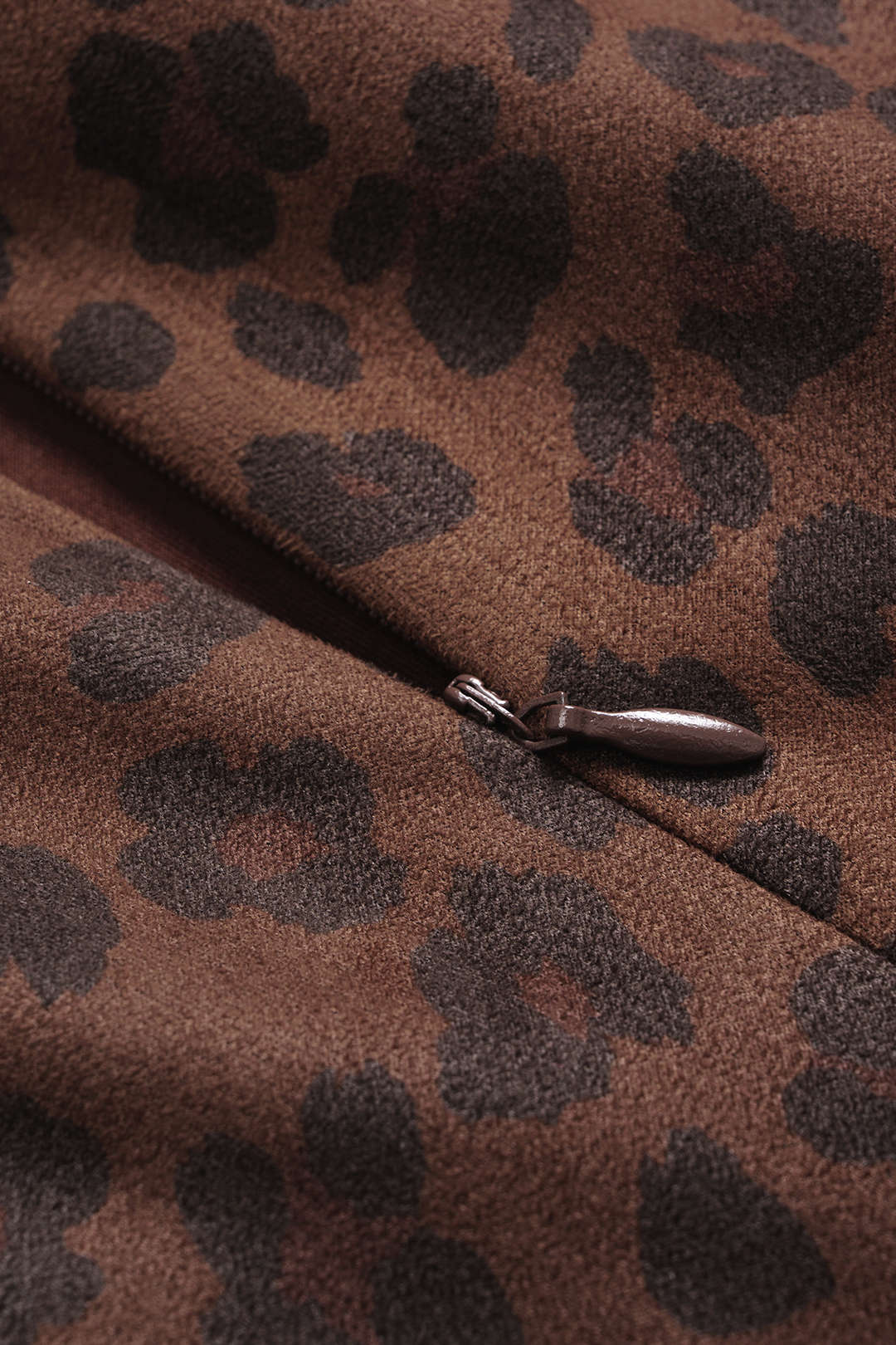 Maxikleid aus Veloursleder mit Leopardenmuster, Rundhalsausschnitt, Fransen und asymmetrischem Saum