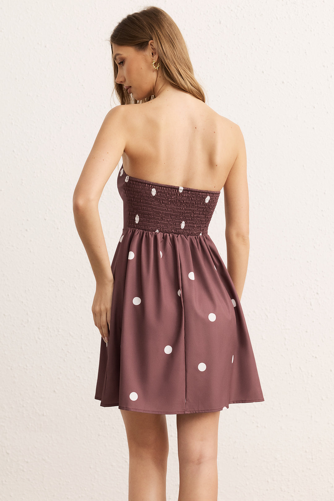 Gepunktetes trägerloses ärmelloses Minikleid