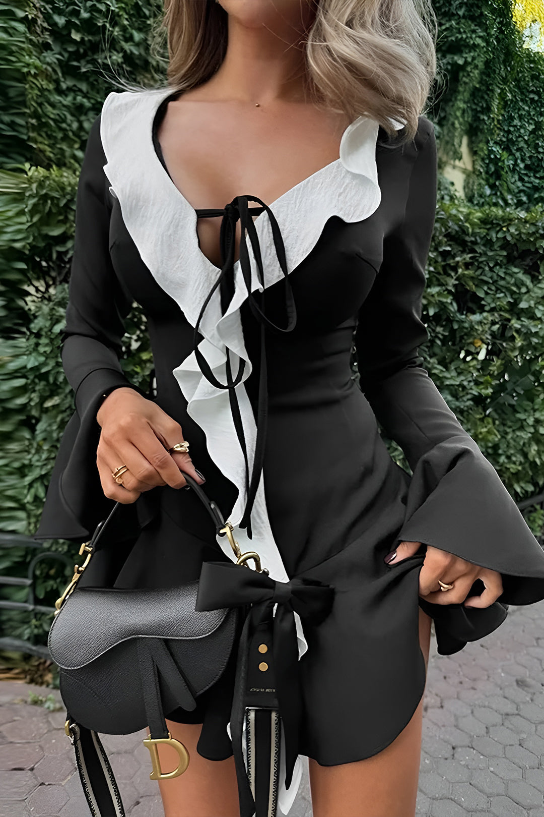 Kontrast-Minikleid mit Rüschenkragen, Bindeband vorne und Glockenärmeln