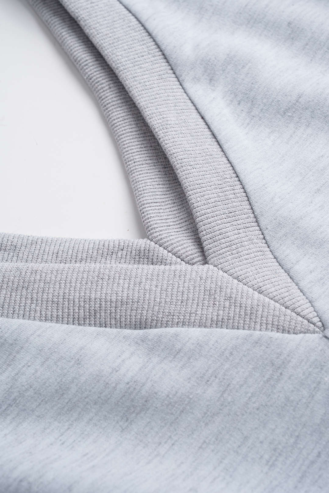 Jumpsuit mit V-Ausschnitt und langen Ärmeln