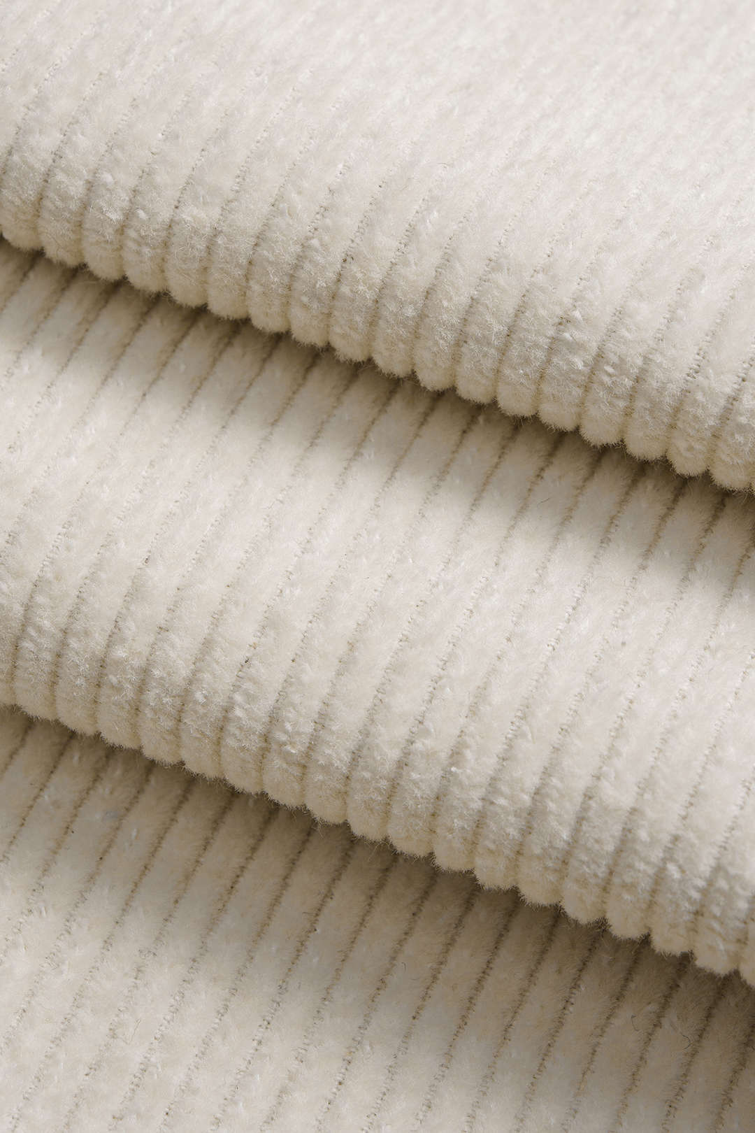 Cordhose mit Gürtel, geraffter hoher Taille und weitem Bein