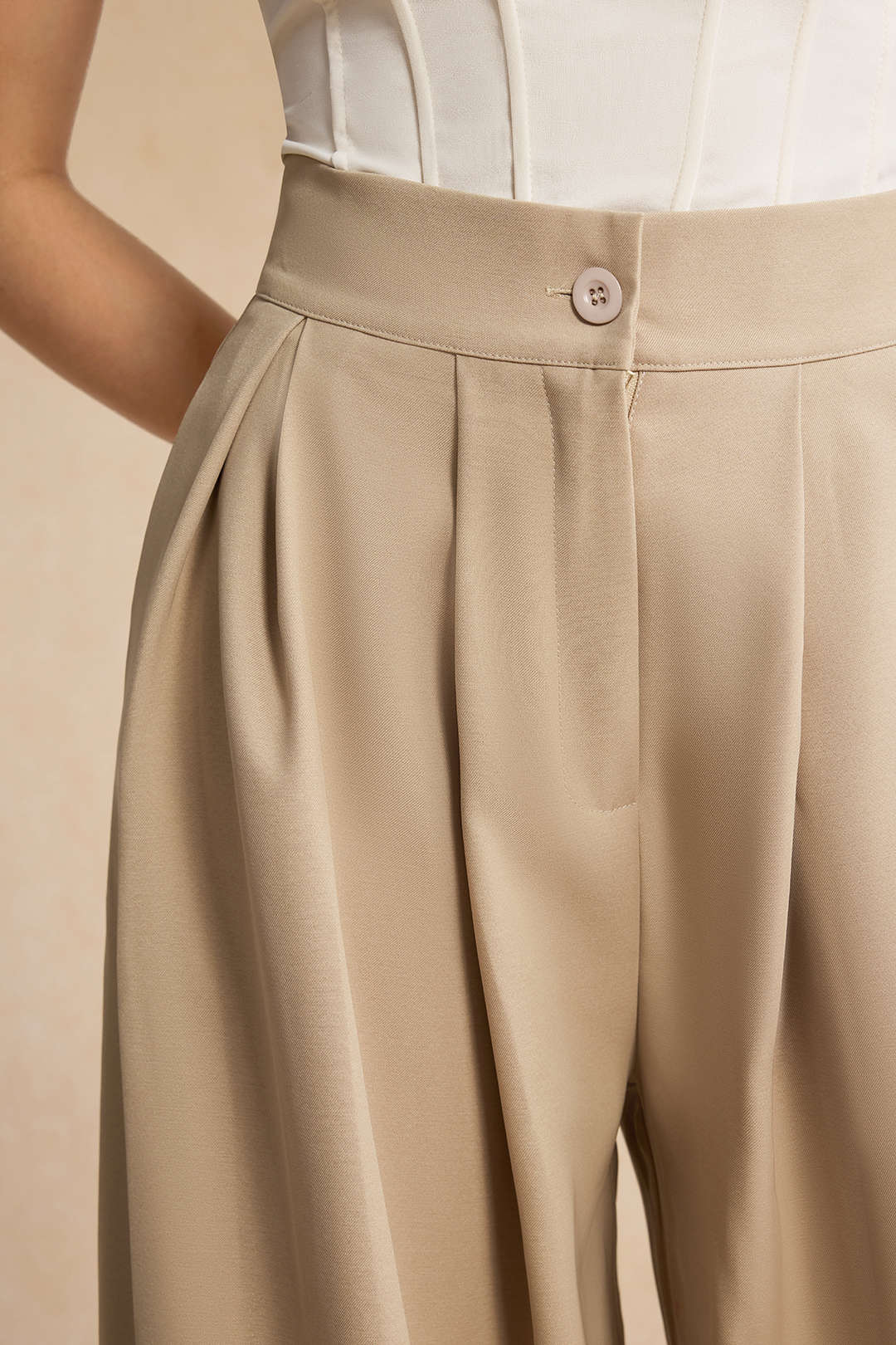 Plissierte Hose mit weitem Bein
