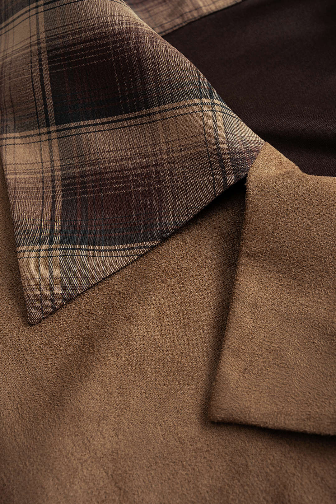 Wildleder-Patchwork-Langarmtop mit gekerbtem Revers