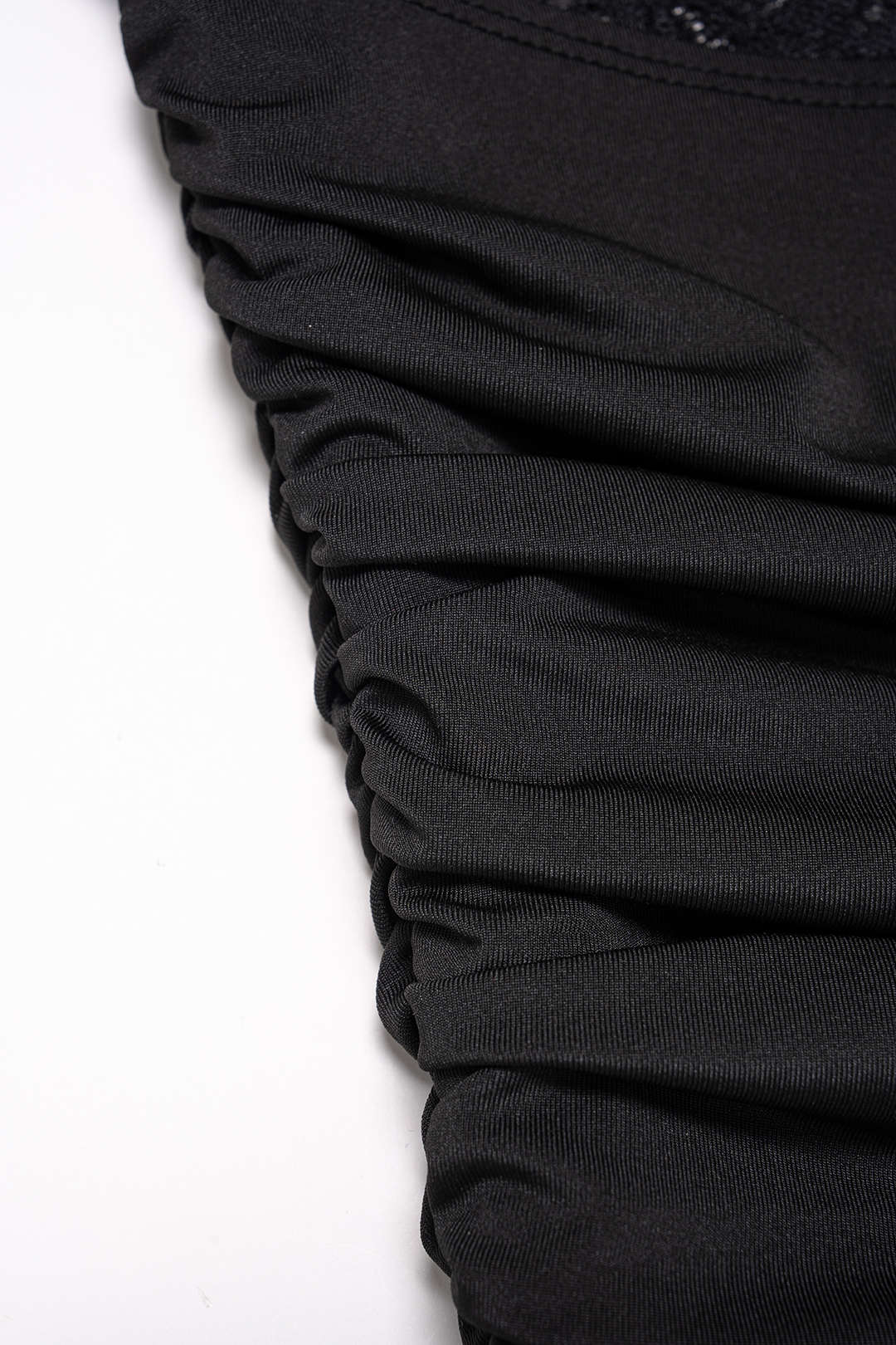 Midi-Kleid mit transparentem Spitzenrundhalsausschnitt, asymmetrischen Raffungen und langen Ärmeln zum Binden