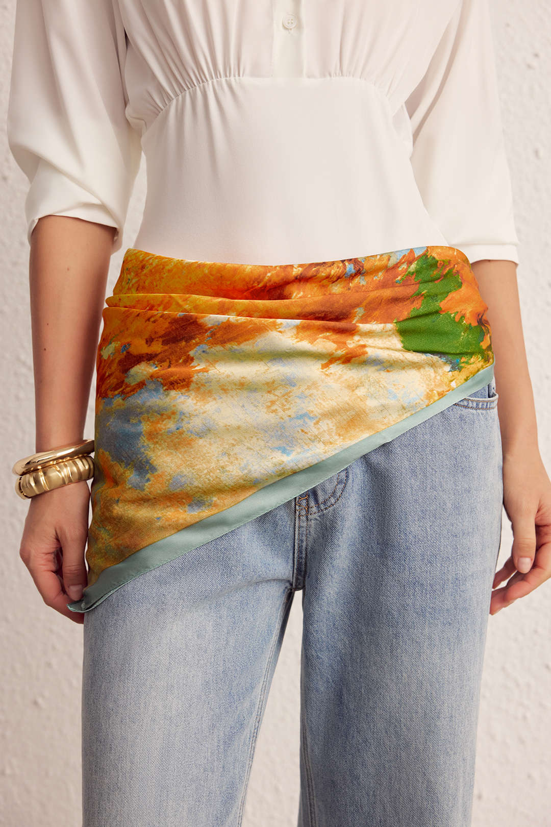 Schal aus Satin mit abstraktem Muster