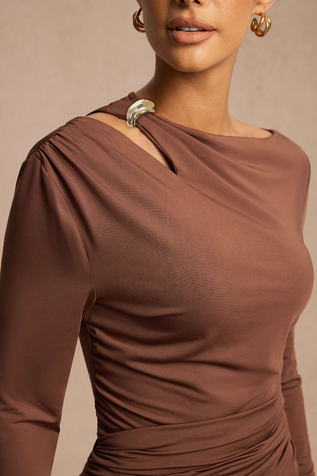 Robe courte drapée à manches longues et col asymétrique