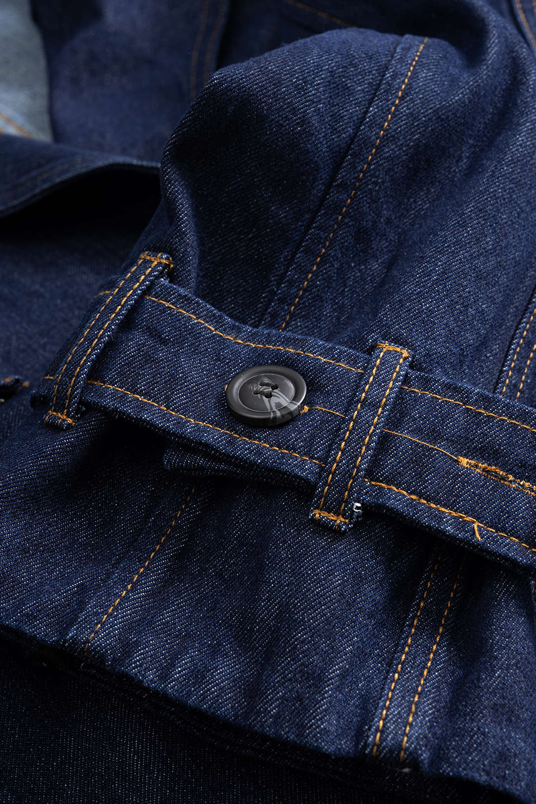 Jeans-Outerwear mit Gürtel und asymmetrischem Schnitt