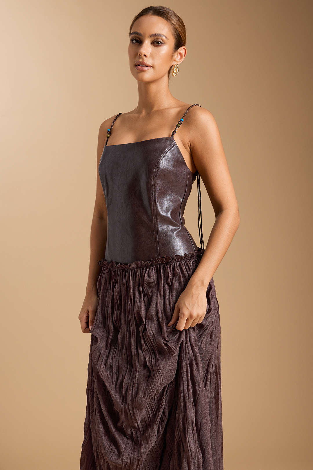 Ärmelloses Midikleid aus Kunstleder-Patchwork mit Raffungen