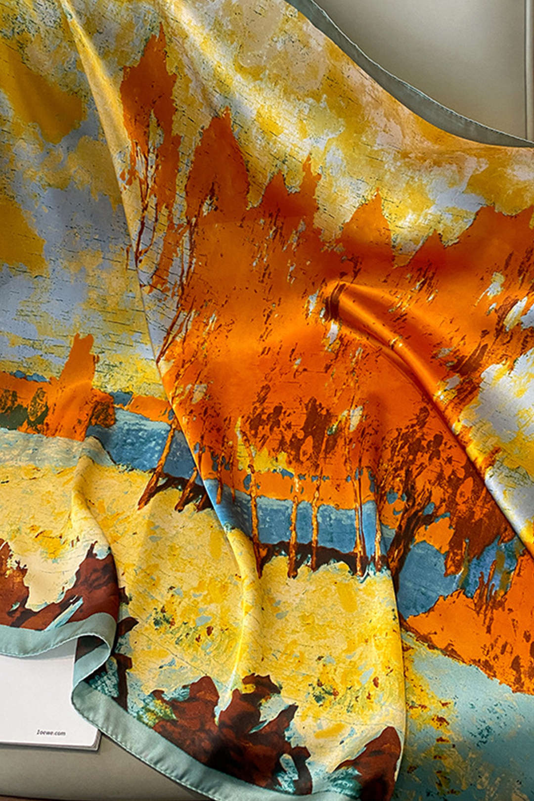 Schal aus Satin mit abstraktem Muster