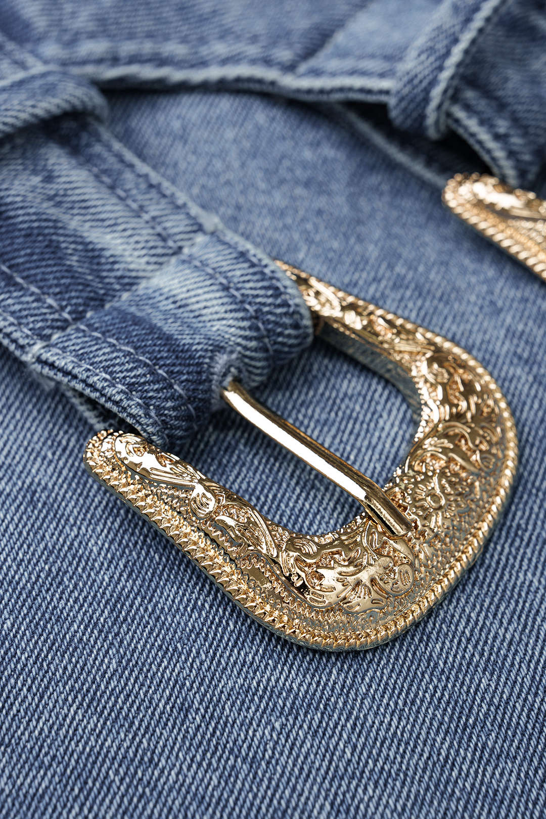 Jeans-Neckholder-Kleid mit V-Ausschnitt, Cut-Outs und schnallenverziertem Rückenausschnitt