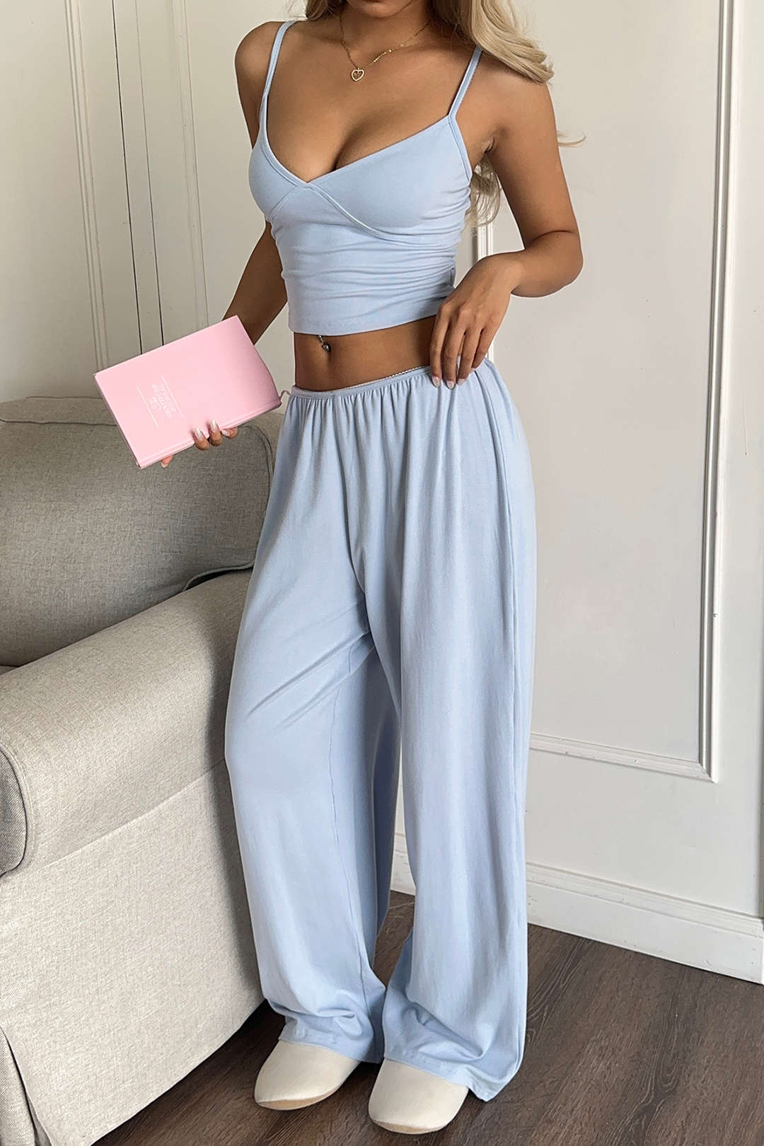 Einfarbiges V-Ausschnitt-Cami-Top und weite Hose Set
