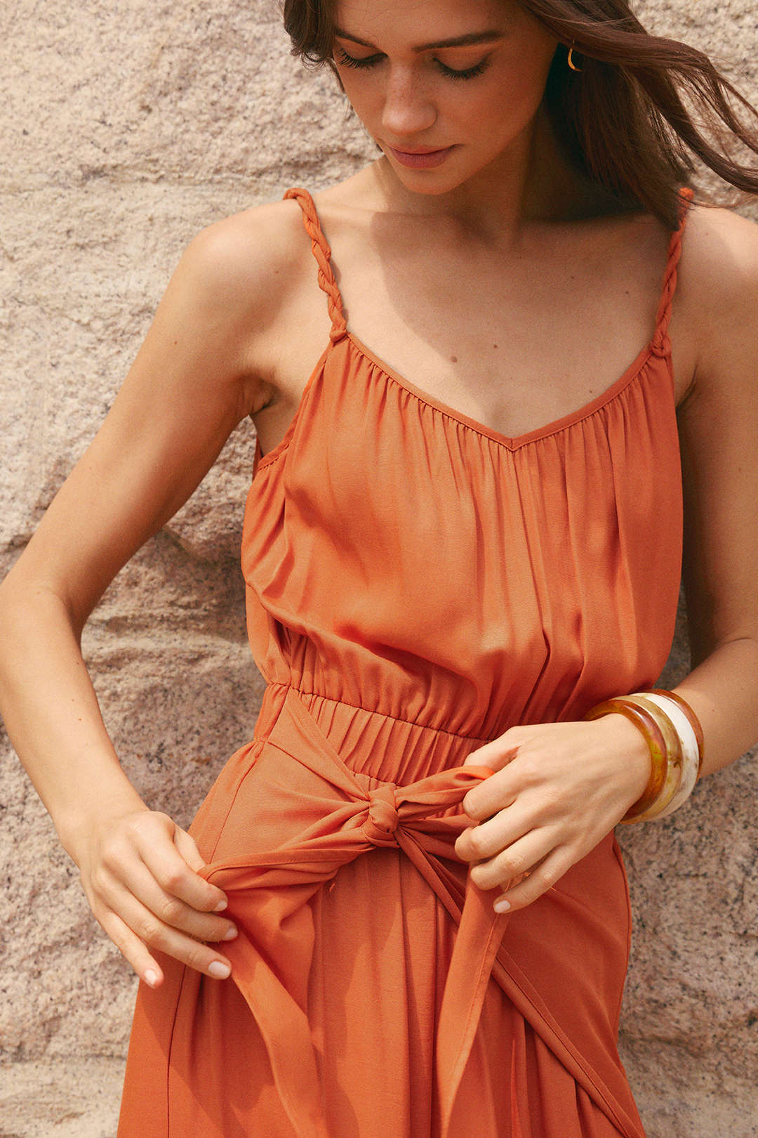 Ärmelloser Jumpsuit mit V-Ausschnitt, Knoten, Raffungen und Drehdetails