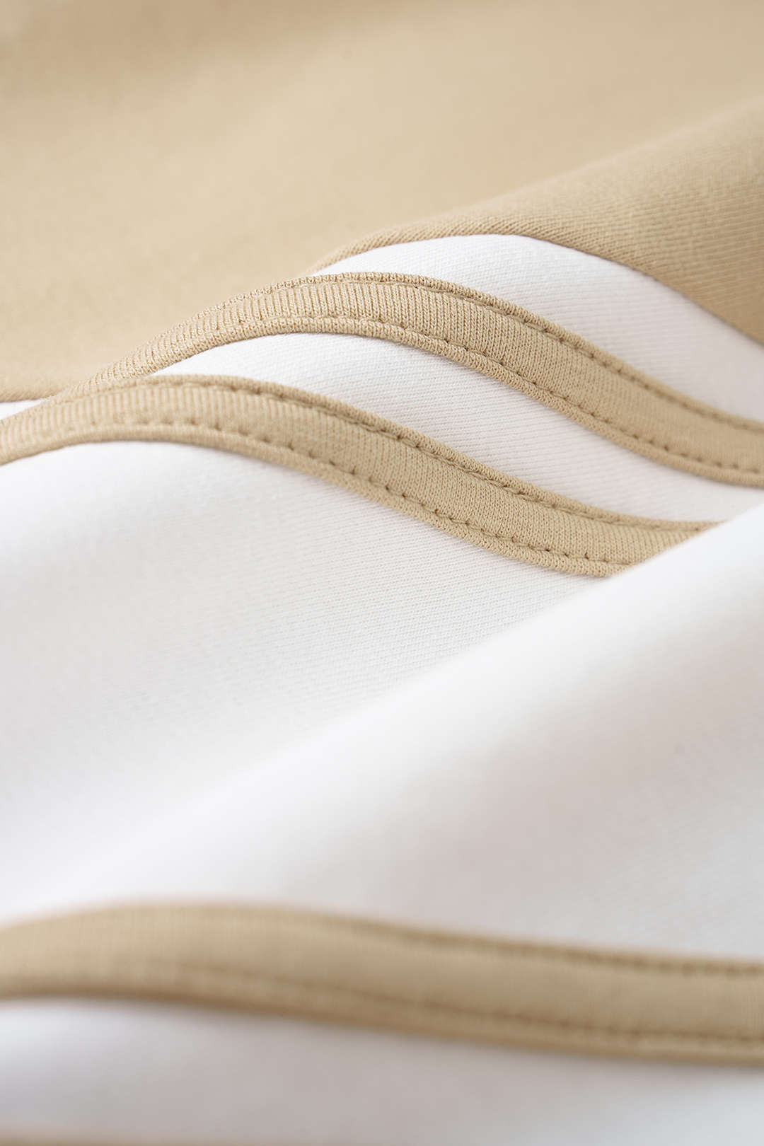 Tanktop mit Kontraststreifen und weiter Hose mit Kordelzug