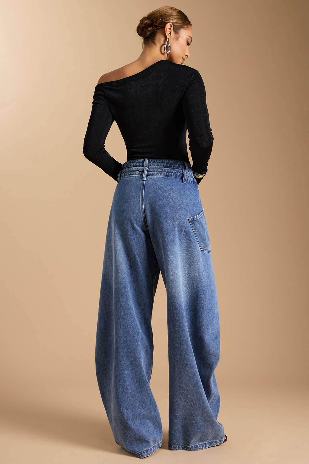 Asymmetrische Jeans mit Knöpfen aus Denim