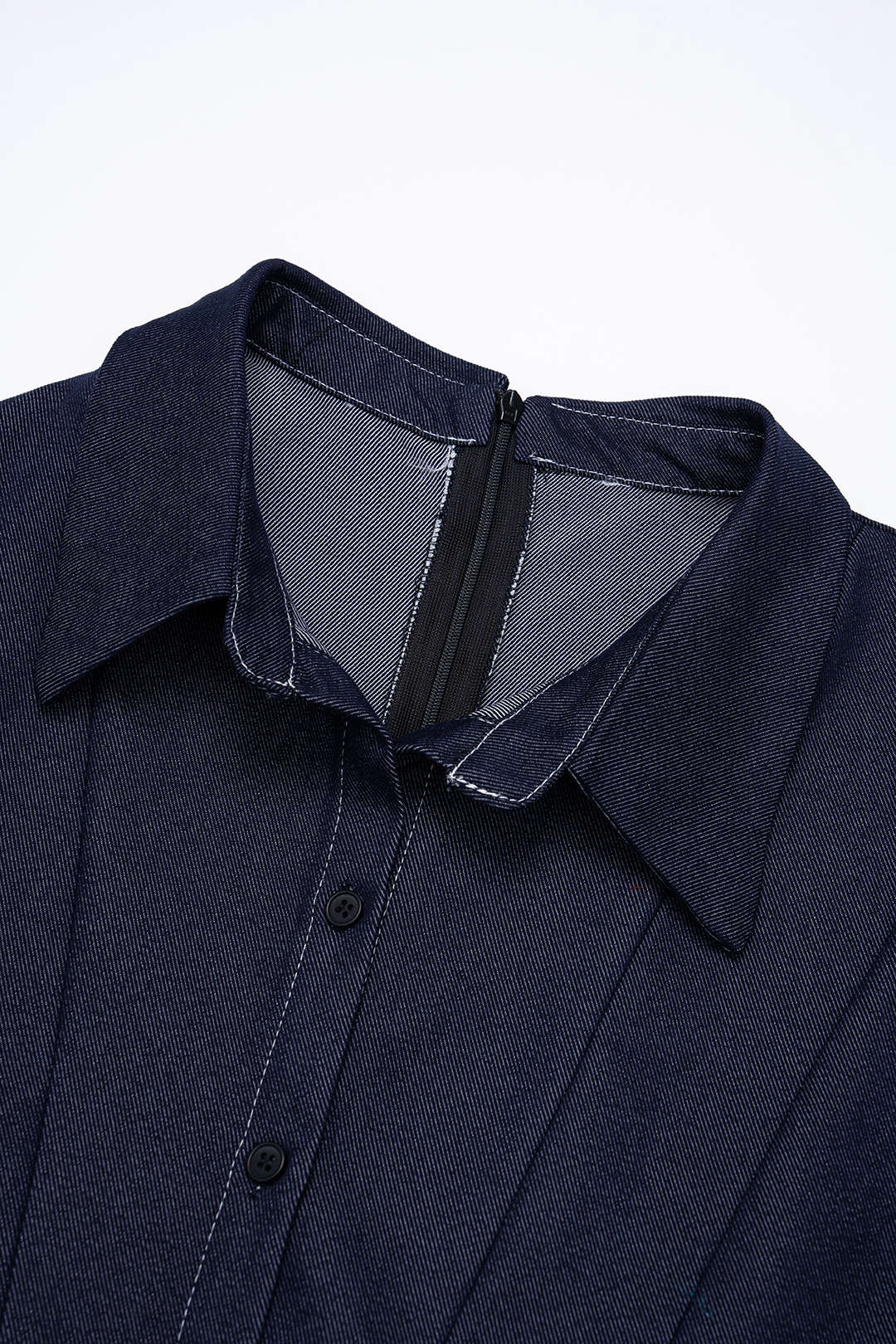Gerüschtes asymmetrisches Jeans-Minikleid mit langen Ärmeln