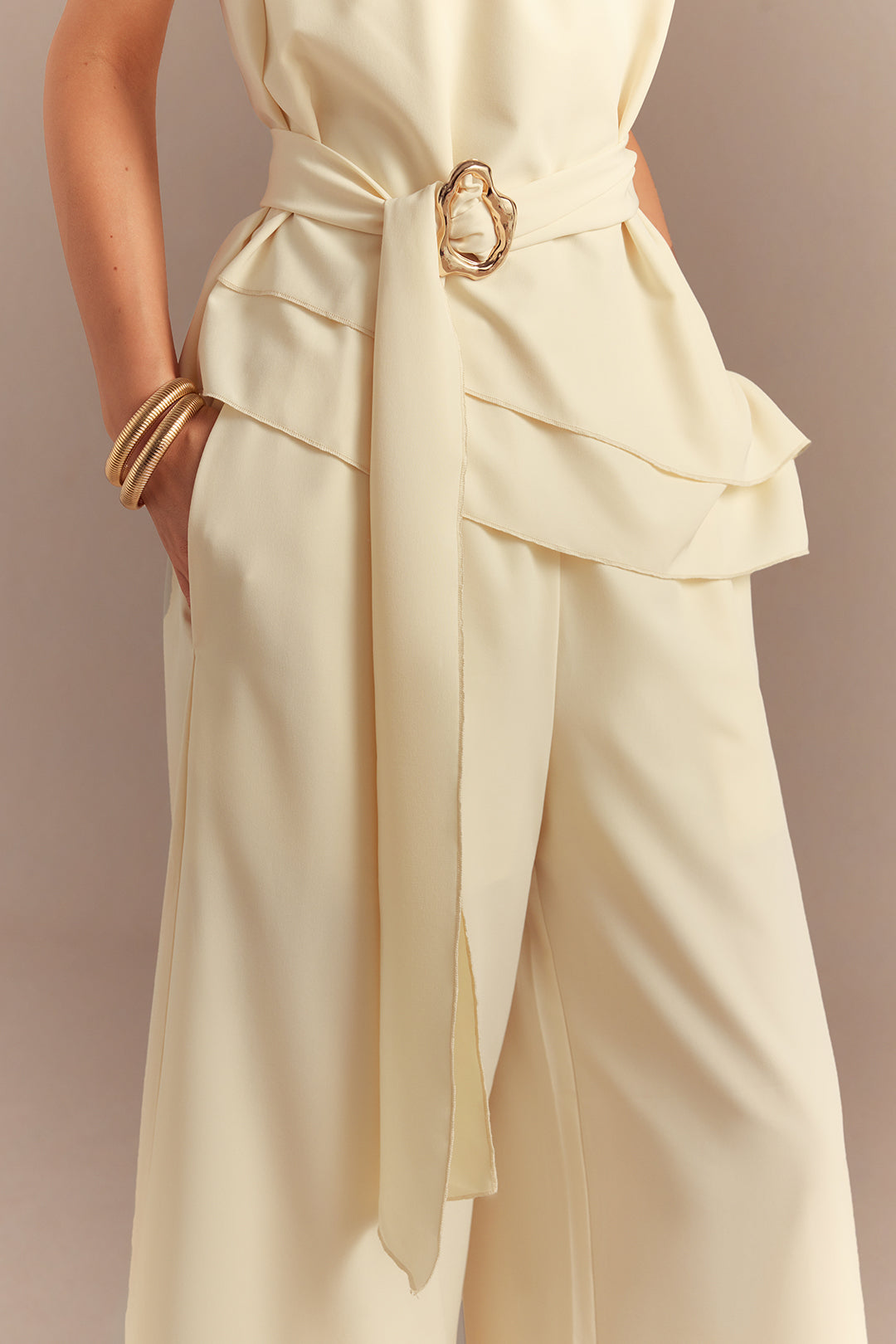 Rundhals-Tanktop mit Gürtel, asymmetrischem Saum und Hose mit geradem Bein Set