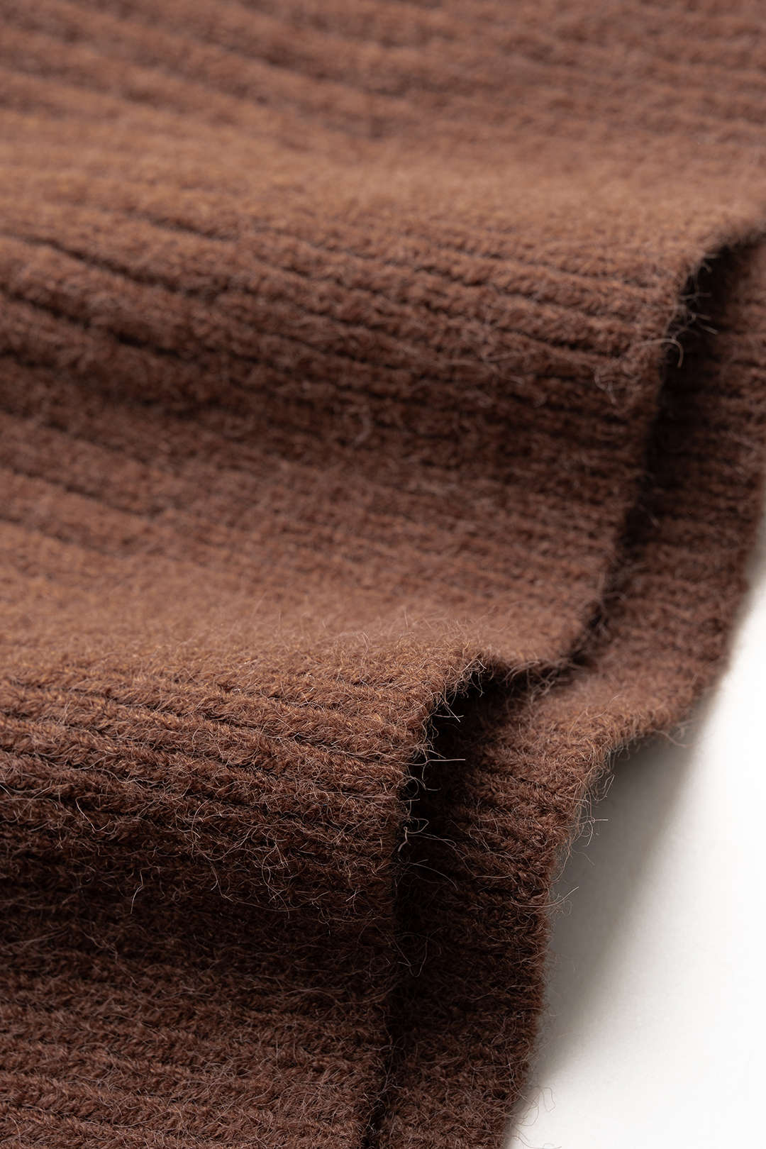 Geripptes Mini-Strickkleid mit asymmetrischem Ausschnitt und langen Ärmeln
