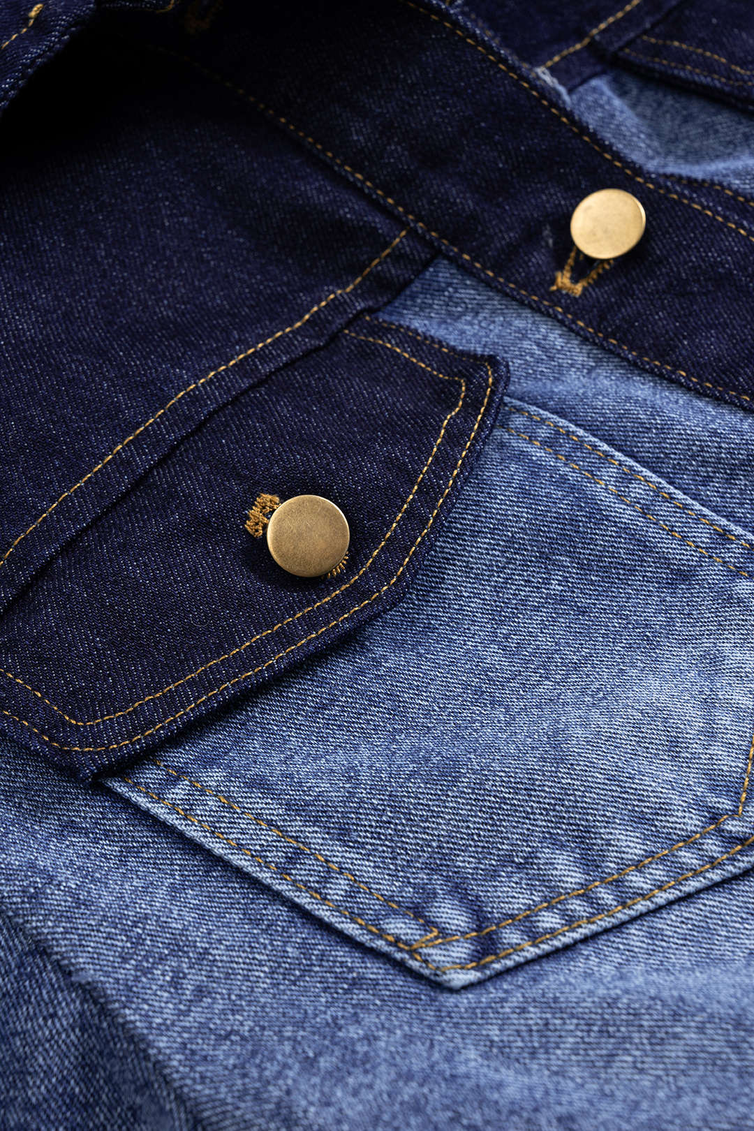 Jeansjacke mit Kontrastknöpfen und Fransen