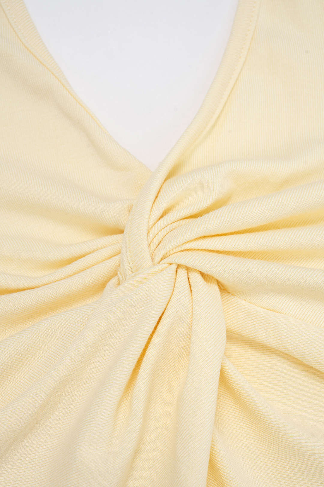 Neckholder-Oberteil mit Twist-Knoten